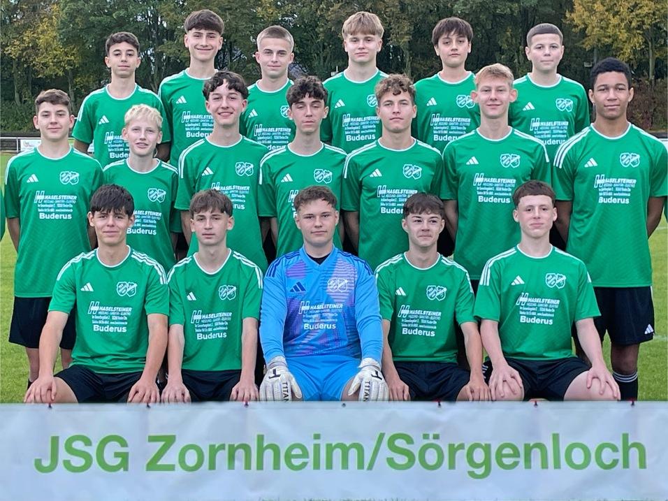 Mannschaftsbild der JSG Zornheim/Sörgenloch in grünen Trikots, auf einem Fußballfeld aufgestellt.