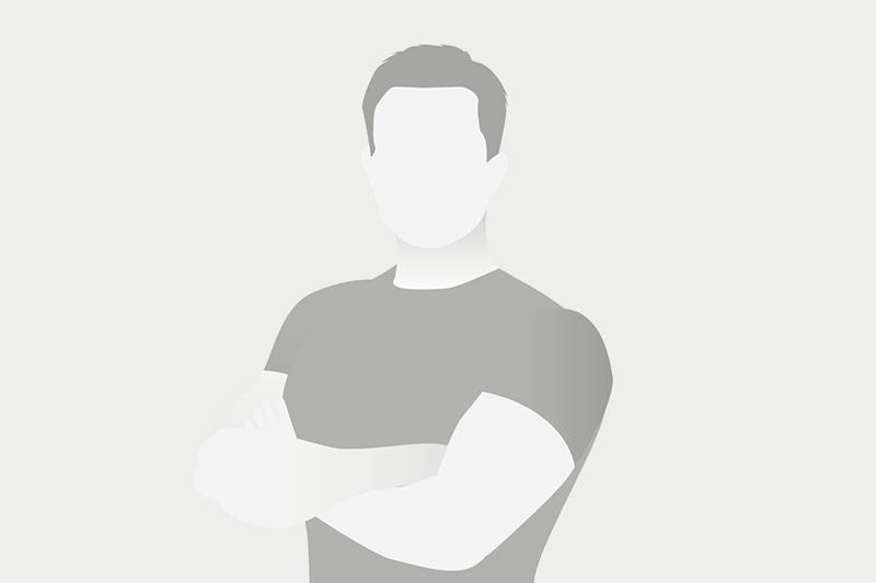 Silhouettenhafte Darstellung eines Mannes mit verschränkten Armen auf einem grauen Hintergrund.