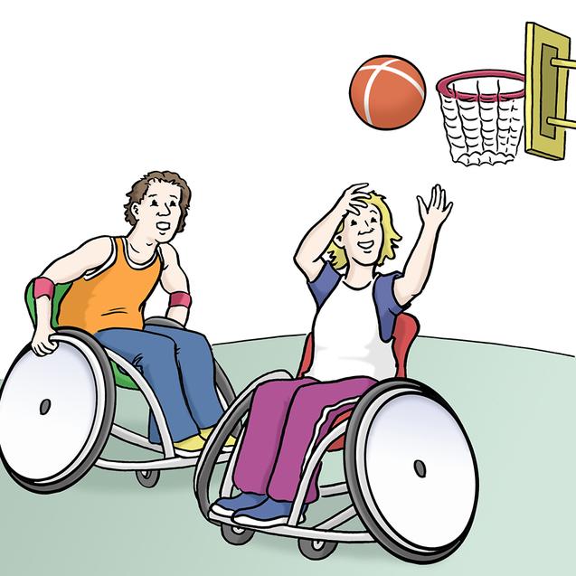 Zwei Personen im Rollstuhl spielen Basketball, während einer von ihnen einen Ball in Richtung Korb wirft.