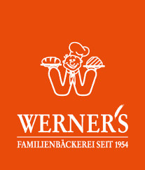 Logo von Werner's Familienb&auml;ckerei mit einem l&auml;chelnden B&auml;cker und Brot auf orangefarbenem Hintergrund.