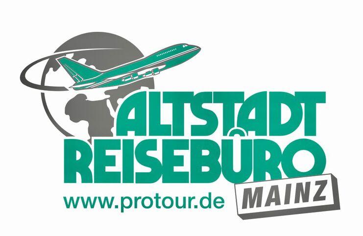 Logo des Altstadt Reiseb&uuml;ros Mainz mit Flugzeug und Weltkugel in t&uuml;rkis und grau. Webseite: www.protour.de.